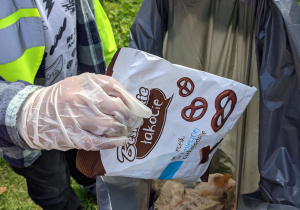 djęcie prezentuje śmieci znalezione przez dzieci z grupy VI w parku 3 Maja podczas akcji Sprzątanie świata